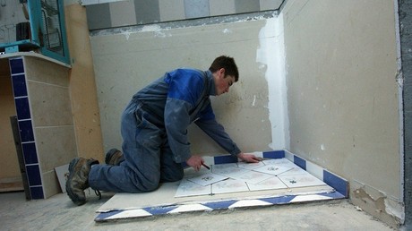 Un apprenti carreleur en formation au centre des métiers du bâtiment à Caen, en 2004 (image d'illustration).