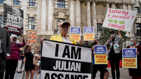 La designer britannique Vivienne Westwood se met en scène dans une cage, dans le centre de Londres le 21 juillet 2020, pour protester contre le procès d'extradition du fondateur de Wikileaks, Julian Assange.