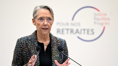 Elisabeth Borne assiste à une conférence de presse pour présenter le plan du gouvernement concernant la réforme des retraites, le 10 janvier 2023.