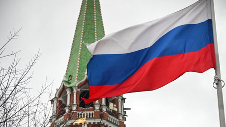 Un drapeau russe flotte à côté de l'une des tours du Kremlin dans le centre de Moscou (image d'illustration).