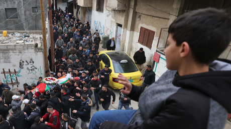 Des Palestiniens portent le corps de Samir Aslan, 41 ans, tué par l'armée israélienne, à Qalandia, en Cisjordanie occupée, le 12 janvier 2023.