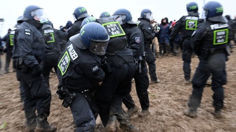 La police intervient sur une manifestation de grande ampleur visant à empêcher la démolition du village de Luetzerath pour faire place à l'extension d'une mine de charbon à ciel ouvert, le 14 janvier 2023.