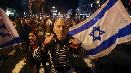Un manifestant israélien portant un masque représentant Benjamin Netanyahou lors d'un rassemblement à Tel-Aviv contre le nouveau gouvernement.