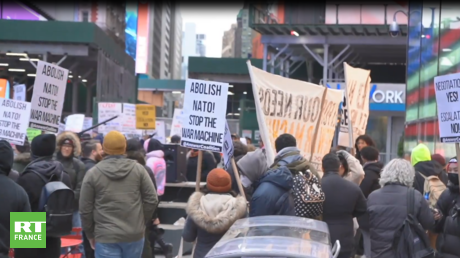 Etats-Unis : des New-Yorkais protestent le 14 janvier contre l'OTAN et l'aide militaire à l'Ukraine.