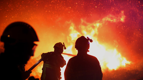 Des pompiers maîtrisent un feu en Corse en 2017 (image d'illustration).