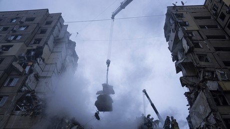 Les secours déblaient les décombres après l'effondrement d'un immeuble à Dnipro, le 15 janvier 2023 (image d'illustration).