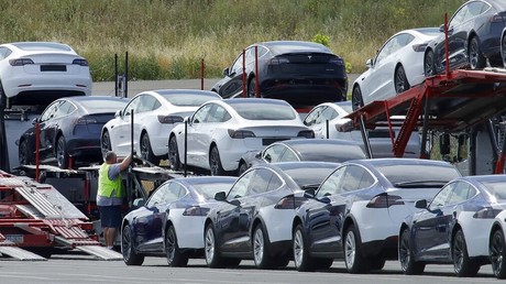 Des véhicules électriques Tesla sont chargés sur des camions en Californie, en 2020 (image d'illustration).
