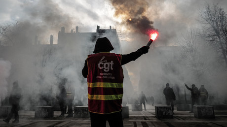Un membre de la CGT-Cheminots lors de la manifestation contre la réforme des retraites à Lyon le 19 janvier 2023 (image d'illustration).