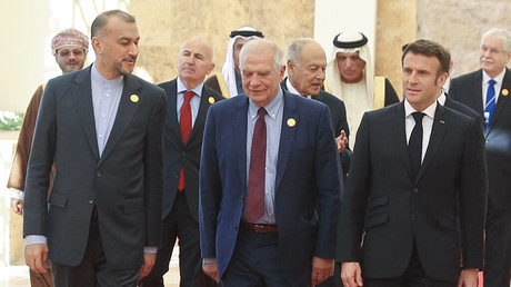 Le ministre iranien des Affaires étrangères, Hossein Amir Abdollahian, en compagnie du chef de la diplomatie européenne, Josep Borrell et du président français Emmanuel Macron, le 20 décembre 2022, à Bagdad (Irak) (image d'illustration).