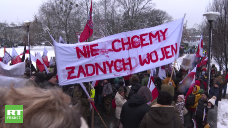 Pologne : Des manifestants à Varsovie contre l’implication du pays dans le conflit ukrainien (VIDEO)