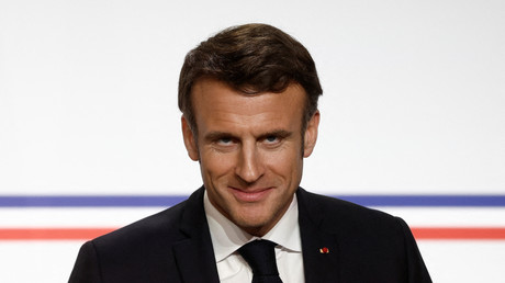 Retraites : en secret, Macron a convoqué dix éditorialistes pour leur dicter ses éléments de langage