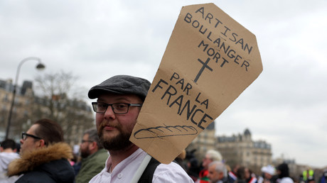 Energie : des centaines de boulangers manifestent à Paris pour demander plus d'aides (IMAGES)