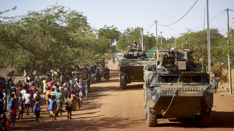 Des soldats français patrouillent dans le village de Gorom Gorom dans le cadre de l'opération Barkhane dans le nord du Burkina Faso, le 14 novembre 2019 (image d'illustration).
