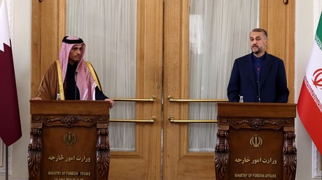 Le ministre des Affaires étrangères iranien Hossein Amir-Abdollahian et son homologue qatari Mohammed ben Abderrahmane Al-Thani à Téhéran le 29 janvier.