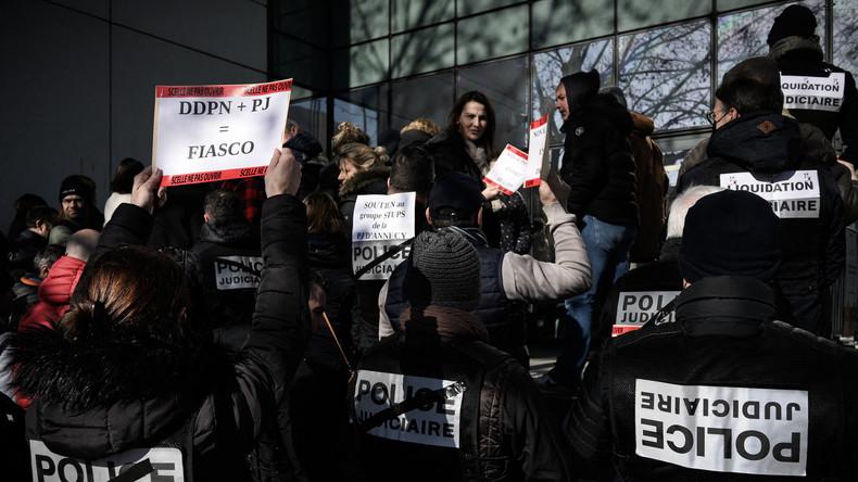 Des centaines de policiers à nouveau rassemblés contre la réforme de la police judiciaire (IMAGES)