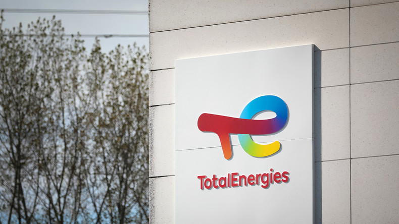 Des activistes aspergent de peinture le siège social de TotalEnergies à Paris (VIDEO)