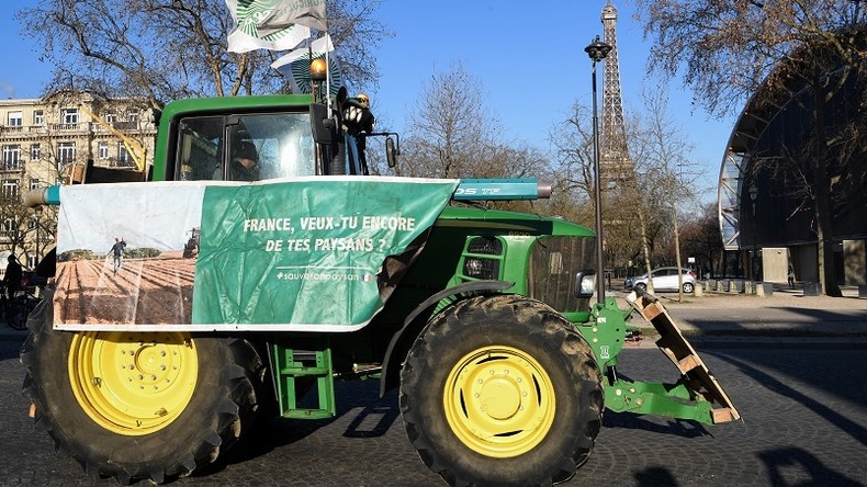 Défilé de tracteurs à Paris contre les restrictions d'insecticides (IMAGES)