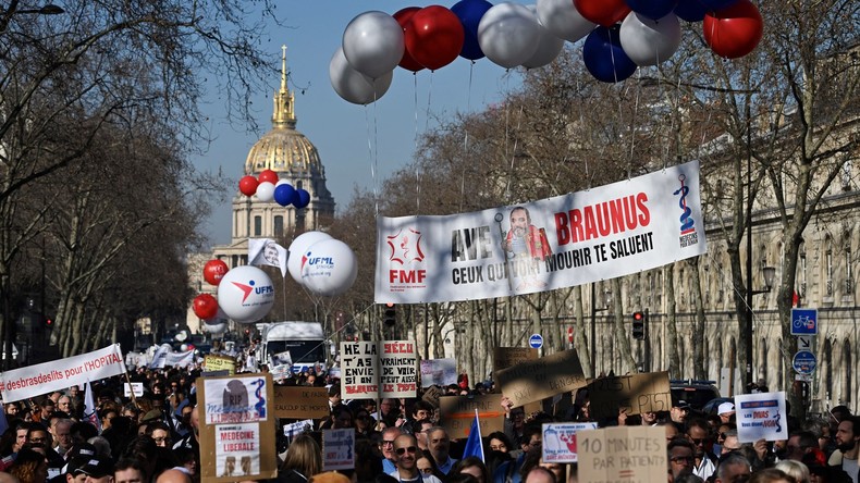 «Tous unis face au mépris» : Les médecins libéraux manifestent à Paris (VIDEOS)