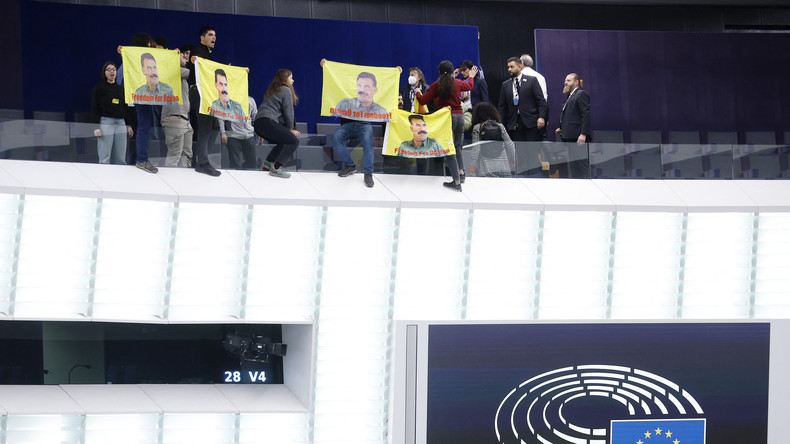 Des militants kurdes manifestent dans le Parlement européen et interrompent les débats