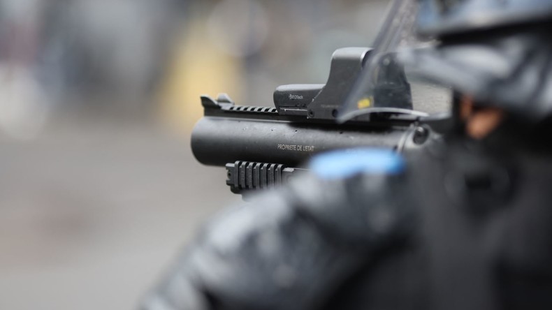 Un lanceur de balles de défense (LBD) tenu dans les main d'un gendarme (image d'illustration).