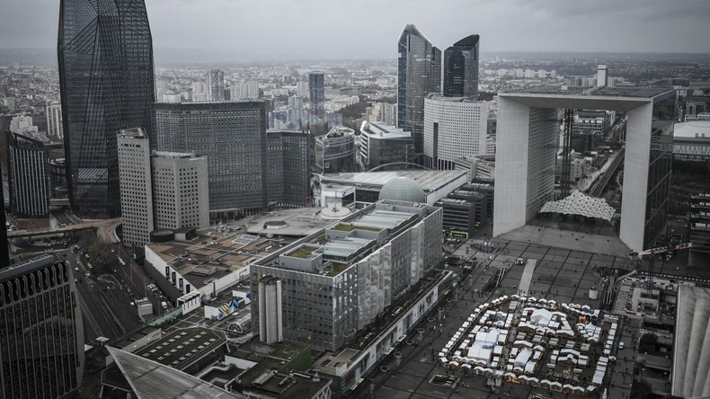 Intervention de la police et mouvement de foule à La Défense après la chute d'un homme