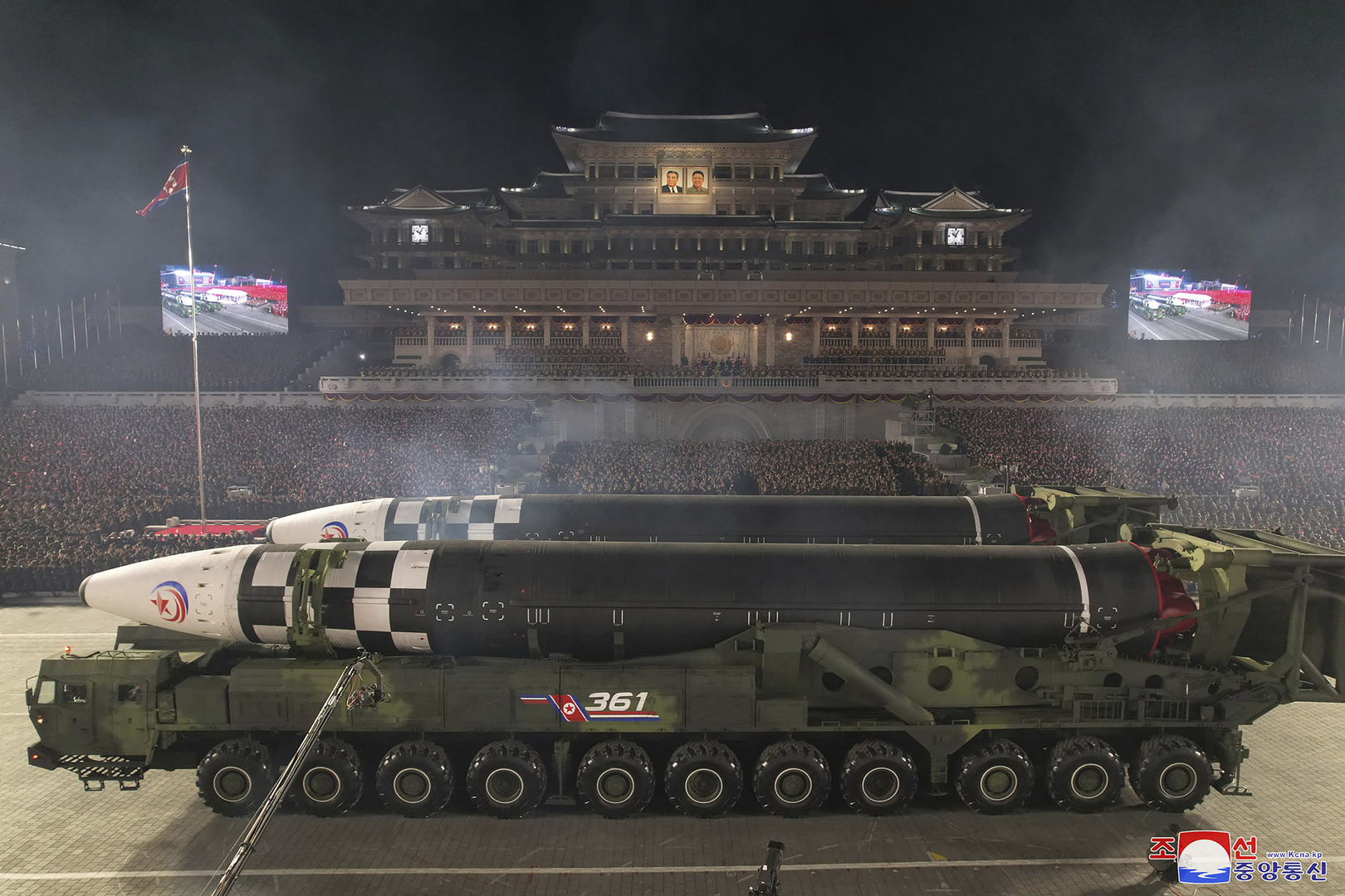 Kim Jong-un a supervisé une grande parade militaire en Corée du Nord (IMAGES)