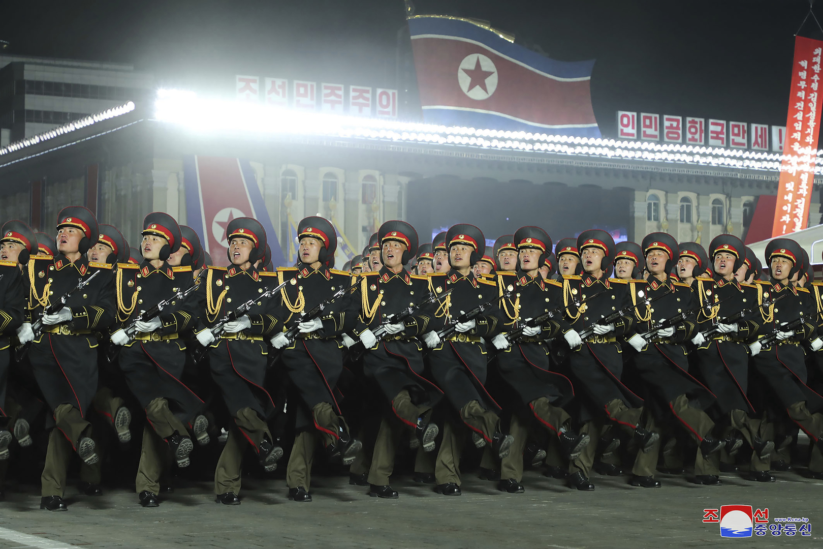 Kim Jong-un a supervisé une grande parade militaire en Corée du Nord (IMAGES)