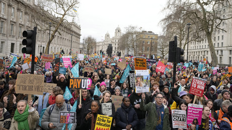 Des milliers de manifestants agitent des banderoles alors qu'ils se tiennent près de Downing Street à Westminster à Londres, le 1er février 2023.