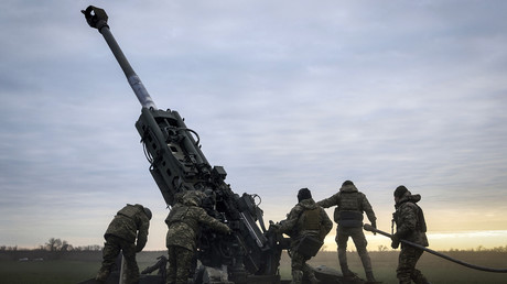 Des soldats ukrainiens préparent un obusier M777 fourni par les Etats-Unis pour tirer sur des positions russes dans la région de Kherson, en Ukraine, le 9 janvier 2023 (image d'illustration).