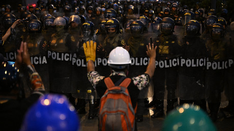 Un manifestant fait face à la police, le 4 février à Lima (Pérou).