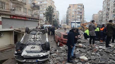 Rues dévastées à Diyarbakır dans le sud de la Turquie après le premier séisme.