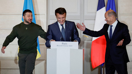 Le président ukrainien Volodymyr Zelensky, le président français Emmanuel Macron et le chancelier allemand Olaf Scholz, lors d'une conférence de presse commune à l'Elysée, à Paris le 8 février 2023.