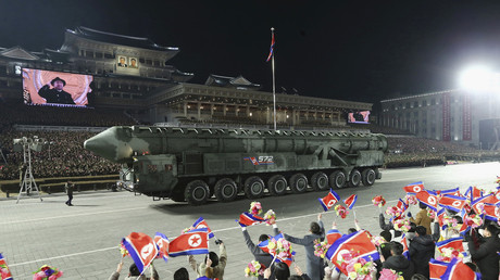 Kim Jong-un, sur l'écran géant lors de la parade.