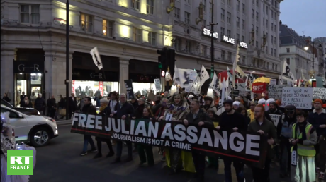 Des centaines de soutiens du fondateur de WikiLeaks Julian Assange ont défilé le 11 février dans le centre de Londres pour exiger appelant à sa libération.