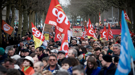 Des protestataires brandissent des drapeaux du syndicat CGT lors d'une manifestation contre la réforme des retraites à Caen,  le 11 février 2023 (image d'illustration).
