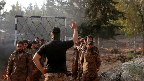 Des combattants du groupe dijhadiste Hizb-ut-Tahrir à l'entraînement en Syrie, en septembre 2022 (image d'illustration).
