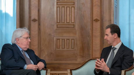 Le président syrien Bachar el-Assad en compagnie de Martin Griffiths, secrétaire général adjoint des Nations unies aux affaires humanitaires, dans la capitale Damas, le 13 février 2023.