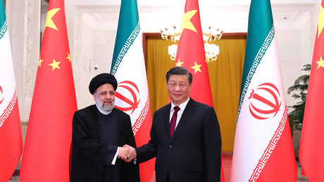 Le président chinois Xi Jinping recevant son homologue iranien Ebrahim Raïssi à Pékin le 14 février 2023.
