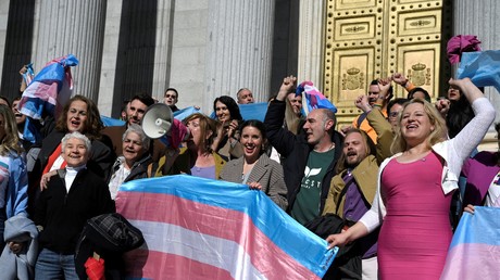 La ministre Podemos à l'Egalité Irene Montero devant le parlement espagnol en compagnie d'activistes LGBT, le 16 février 2022.