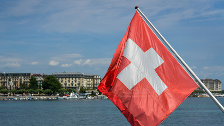Un drapeau suisse devant le lac de Genève (image d'illustration).