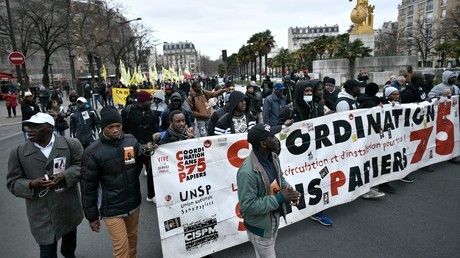 Des centaines de manifestants à Paris, Lyon et Marseille contre la future loi immigration