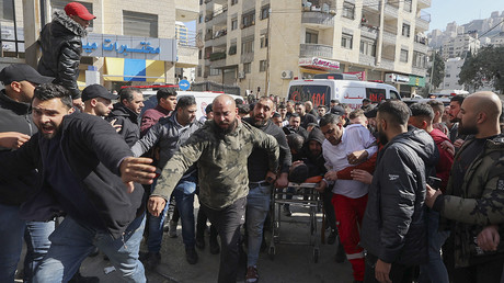 Un Palestinien blessé est transporté à l'hôpital dans la ville occupée de Naplouse en Cisjordanie le 22 février 2023 à la suite d'un raid israélien.