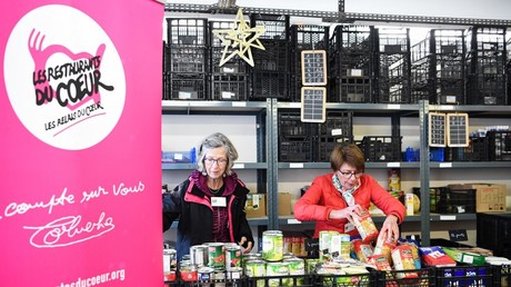 Des bénévoles préparent des colis pour la 38e campagne hivernale de distribution de nourriture aux personnes dans le besoin de l'association caritative Les Restos du cœur, à Asnières, au nord de Paris, le 22 novembre 2022 (illustration).