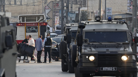 Les forces de sécurité israéliennes bloquent une route pendant que les secours interviennent sur le site d'une attaque dans laquelle deux Israéliens ont été tués dans la ville de Huwara, en Cisjordanie occupée, le 26 février 2023.