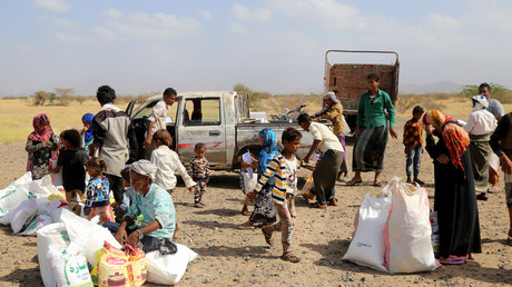 Des Yéménites déplacés reçoivent des sacs d'aide alimentaire, dans la province occidentale de Hodeida, le 4 janvier 2023 (image d'illustration).