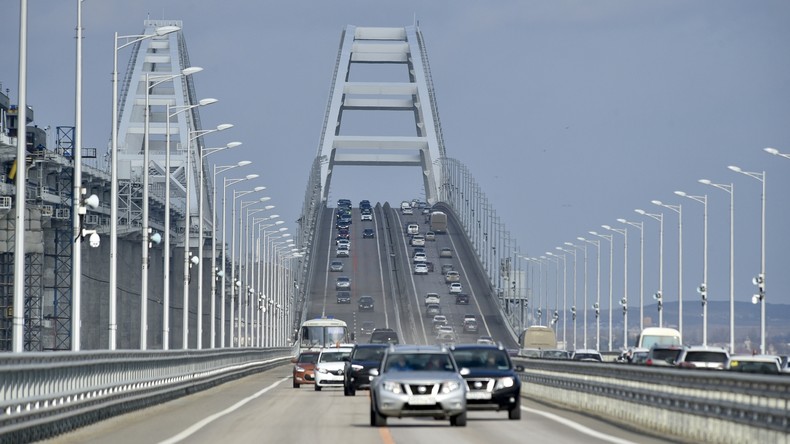 Des véhicules circulent sur le pont de Crimée reliant la Russie continentale et la péninsule de Crimée par le détroit de Kerch, le 23 février 2023 (image d'illustration).