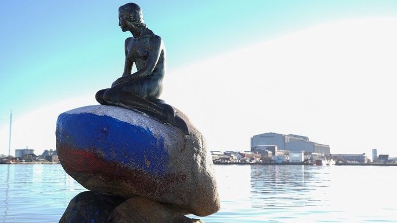 Un drapeau russe peint sur la statue de la Petite Sirène à Copenhague (IMAGES)