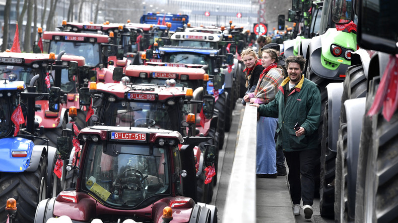 Des agriculteurs avec leurs tracteurs sur une route menant au centre de Bruxelles, le 3 mars 2023.