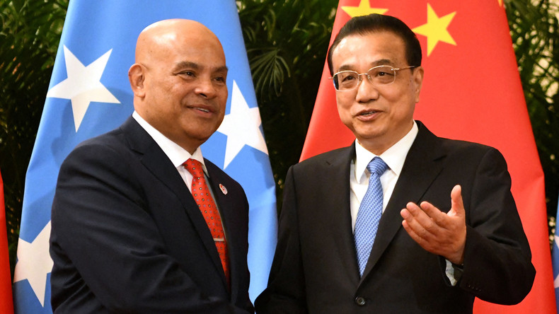 David Panuelo avec le Premier ministre chinois Li Keqiang, le 13 décembre 2019 (image d'illustration).