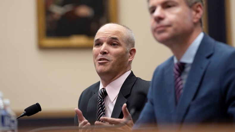 Le journaliste Matt Taibbi, à gauche, s'exprime pendant son audition au Capitole à Washington, le 9 mars 2023.